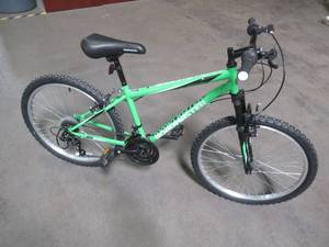 lot 769 image: Roadmaster Granite Peak 24 Boys Mountain Bike, SilverGreen, R3012WML, - Right Pedal Screw Threads are Stripped.