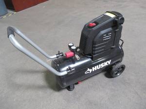 lot 772 image: Husky 8G 150 PSI Hotdog Air Compressor 0300816. Motor Runs Great - Does not hold air.