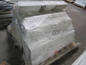 lot 424A image: WHOLESALE MIXED PALLET OF MISCELLANEOUS INTERLOCKING VINYL FENCE PANEL INSERTS - WHITE (MOST MEASURE APPROXIMATELY 43 X 6)