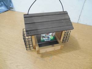 lot 25 image: Natures Way Bird Products 3 Qt. Cedar Hopper with Suet
