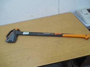 lot 135 image: Fiskars X27 6.3 lbs. 36 in. Super Splitting Axe