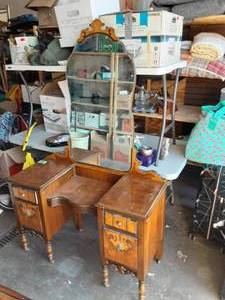lot 25 image: Vanity Dressing Table With Mirror 44x18x72