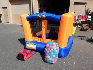 lot 29 image: Blast Zone Inflatable Ball Pit With Balls 66x66x56. Used Very Little 5 Times. Works With No Problems.