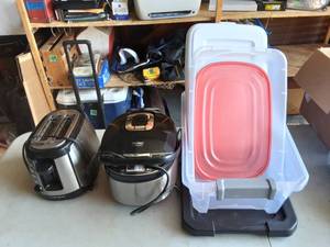 lot 56 image: Aroma Rice Cooker, Toaster, Totes & Tupperware