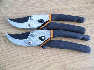 lot 33 image: Lot of 2 Pair Fiskars Cutters
