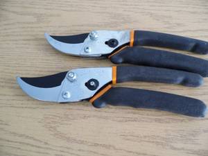 lot 34 image: Lot of 2 Pair Fiskars Cutters