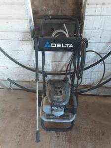 lot 4 image: Delta 2200 PSI Pressure Washer With Honda 4.5 Hp. Turns Over & Has Compression.