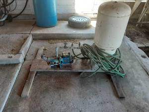lot 6 image: Well Pump With Pressure Tank With Simmer 34 HP Pump