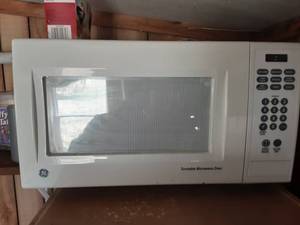lot 17 image: GE Microwave Oven