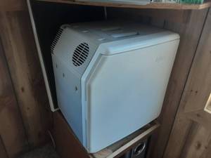 lot 20 image: Mini Igloo Fridge 12 Volt Or 120 Volt