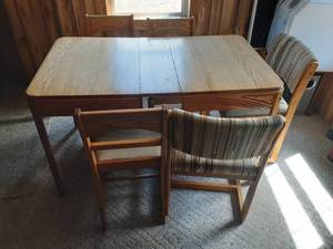 lot 21 image: Table & 5-Chairs