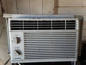 lot 22 image: AC Window Unit. Gold Star 5250 BTU