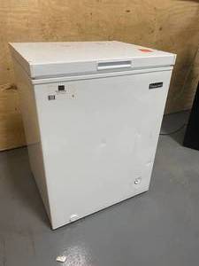 lot 8 image: MAGIC CHEF HMCF5W3 - Freezer - Not working