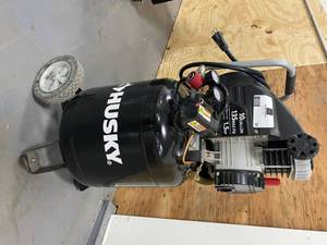 lot 31 image: HUSKY 1001574543 10 Gallon Air Compressor - 2019 135PSI