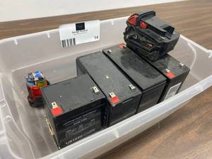 Mixed Lot Of Batterie 2 Milwaukee, 3 7ah, 1 5ah