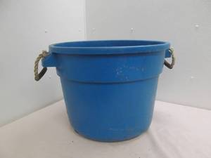 lot 37 image: Plastic Tub