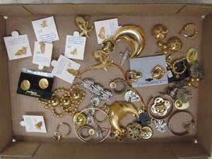 lot 50 image: Large lot of costume jewelry