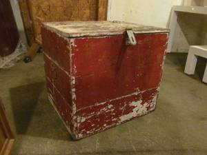 lot 52 image: Wood stable box