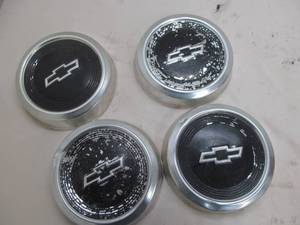 lot 65 image: Vintage set Chevy hub caps