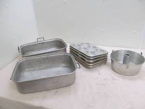 lot 68 image: Aluminum baking supplies