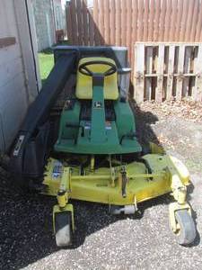 lot 1 image: John Deer Zero Turn Mower w Bagger