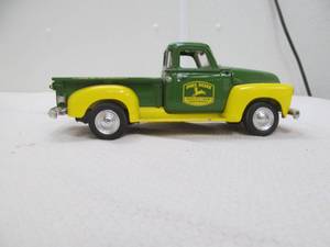 lot 141 image: John Deere Collectible truck