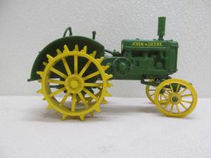 lot 145 image: John Deere collectible tractor