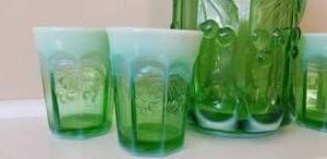 lot 53 image: Depression Glass Green Pitcher and Glass Set