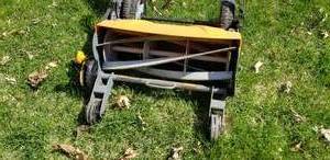 lot 105 image: Fiskars Push Reel Lawn Mower