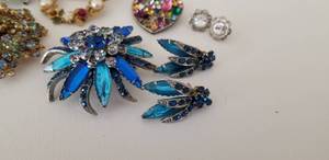 lot 27 image: Vintage Brooch and Earring Collection