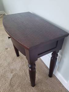 lot 12 image: Elegant Mahogany Side Tables, Pair