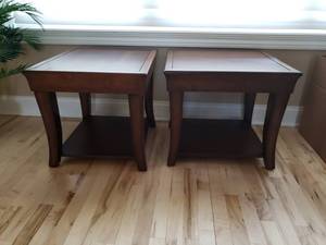 lot 9 image: Pair of Modern Living Room Side Tables