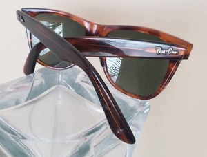 lot 33 image: Tortoise Shell Ray-Ban Wayfarer 2