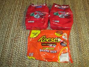 (2) Hersheys Kisses & Reeses Asso...