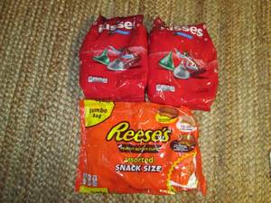 (2) Hersheys Kisses & Reeses Asso...