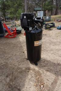 lot 19 image: Sanborn Model SLA7006056 60 Gallon Upright Air Compressor