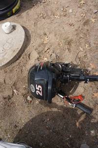 lot 13 image: Suzuki Model CF2.5 2.5 hp Four Stroke Outboard Motor