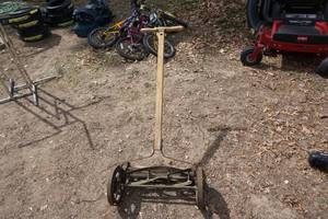 lot 38 image: Lawn King Vintage Reel Lawn Mower