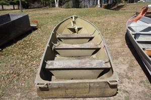 lot 12 image: Lund 14 Aluminum Fishing Boat