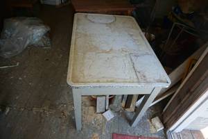lot 132 image: Vintage Metal Single Drawer Display Table