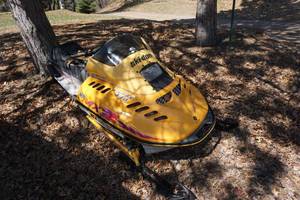 lot 10 image: 1995 Ski Doo MXZ Rotax 440 Snowmobile