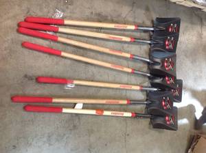 PALLET WITH 7 RAZOR-BACK 48 in. Wood Handle Square Point Shovel (NOT USED)