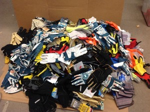 PALLET WITH ASSORTED WORKOUTDOOR GLOVES (NOT USED) DIFFERENT SIZES ALSO