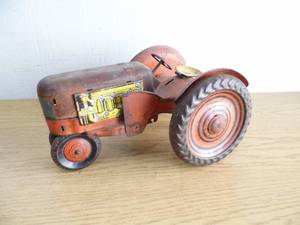lot 3 image: Vintage Metal Tractor