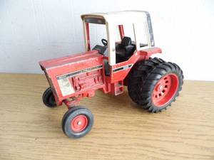 lot 4 image: International Tractor