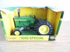 lot 7 image: Ertl John Deere Tractor