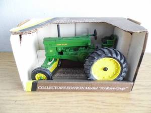 lot 8 image: Ertl John Deere Tractor