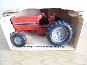 lot 9 image: Ertl International Tractor