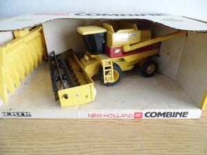 lot 10 image: Ertl New Holland Combine