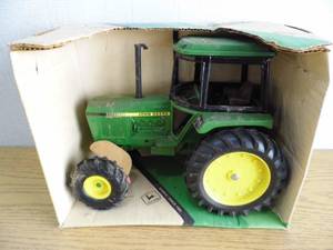 lot 40 image: Ertl John Deere Tractor